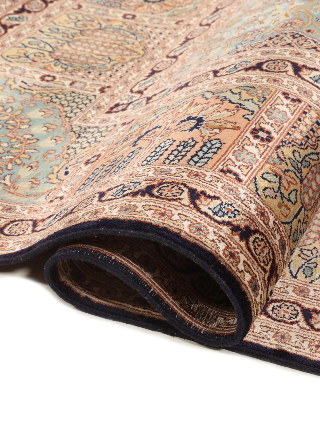 Et detaljeret Kashmir-silketæppe fra Indien med et beige og flerfarvet paneldesign.