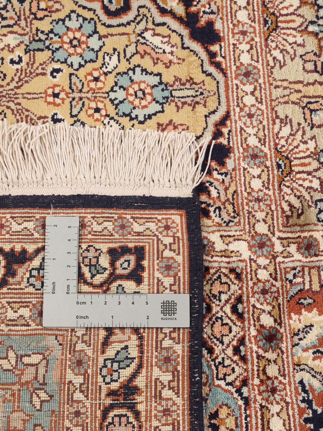 Et detaljeret Kashmir-silketæppe fra Indien med et beige og flerfarvet paneldesign.
