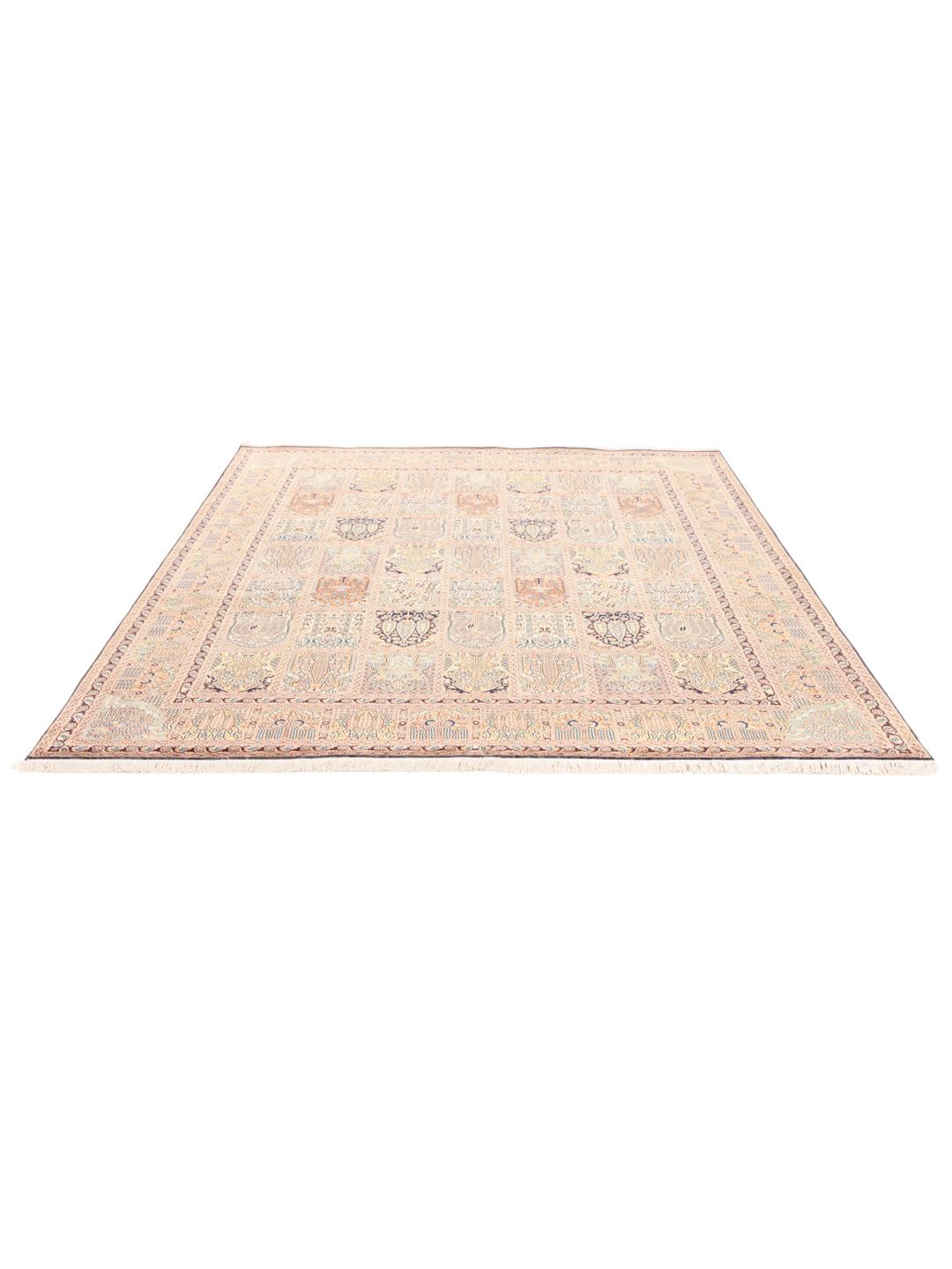 Handgeknoopt Kashmir zijden tapijt uit India in een zacht beige en meerkleurig tuinpatroon.