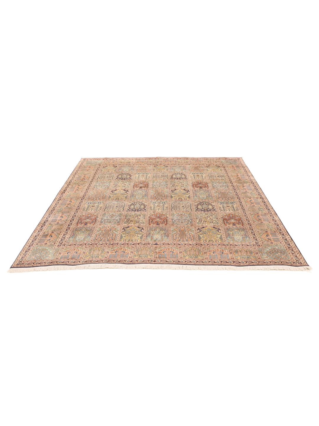 Handgeknoopt Kashmir zijden tapijt uit India in een zacht beige en meerkleurig tuinpatroon.