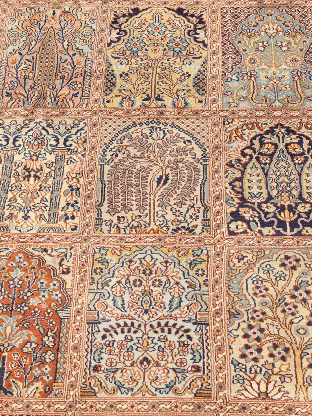 Handgeknoopt Kashmir zijden tapijt uit India in een zacht beige en meerkleurig tuinpatroon.