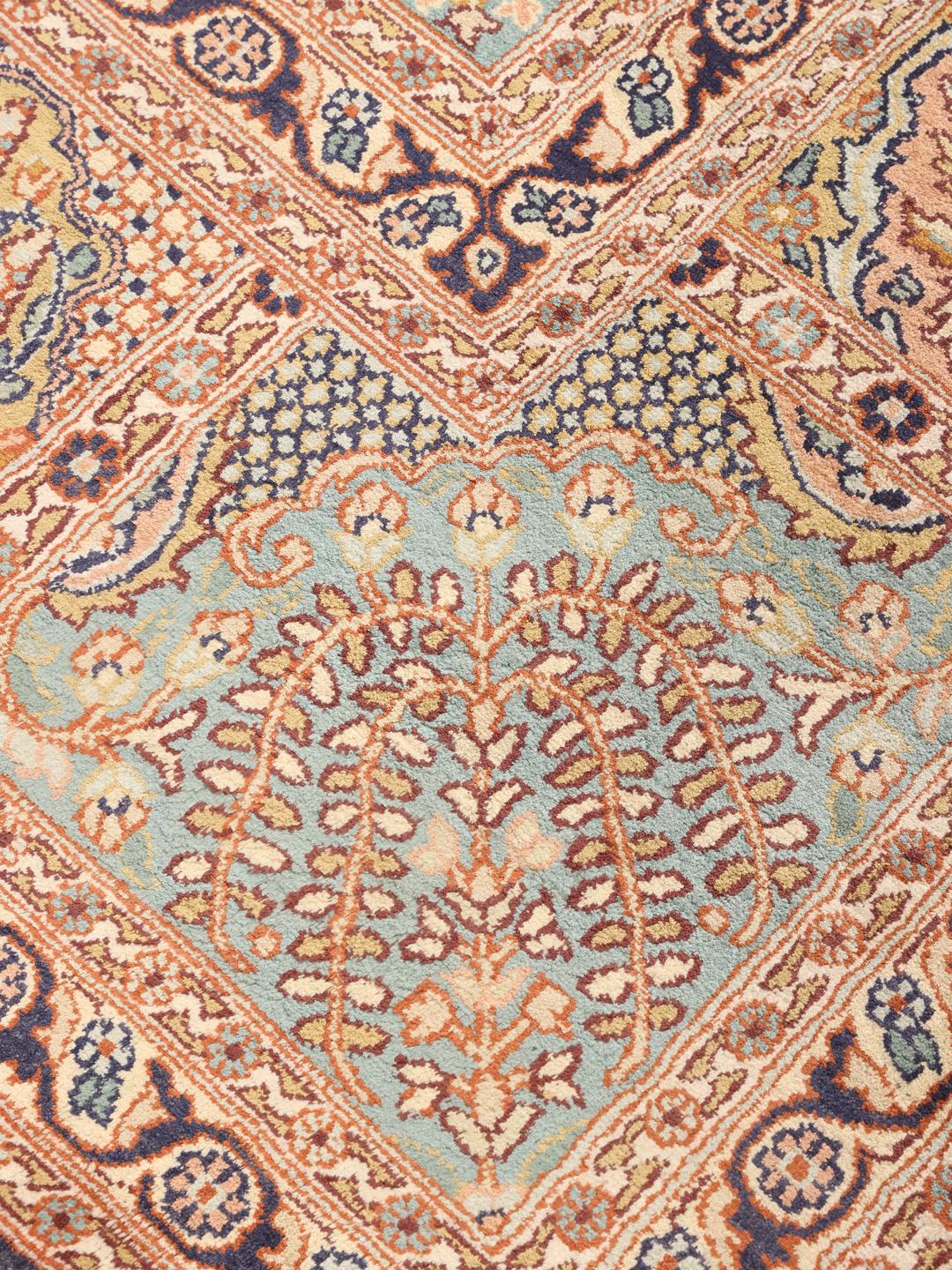Handgeknoopt Kashmir zijden tapijt uit India in een zacht beige en meerkleurig tuinpatroon.