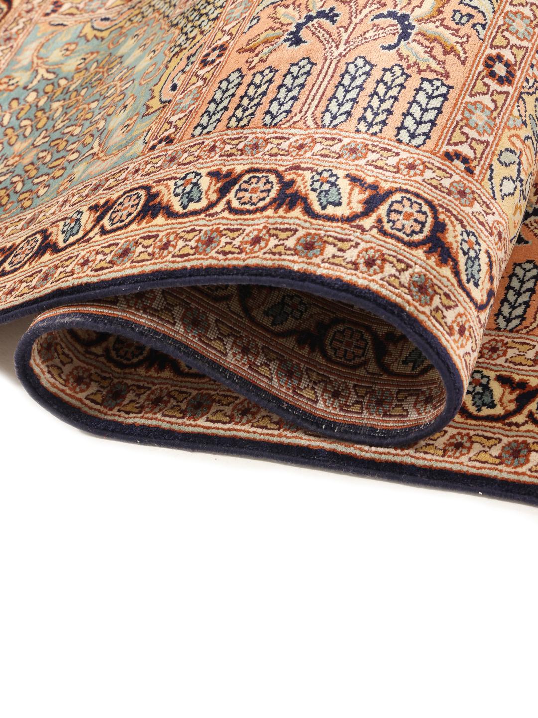 Handgeknoopt Kashmir zijden tapijt uit India in een zacht beige en meerkleurig tuinpatroon.