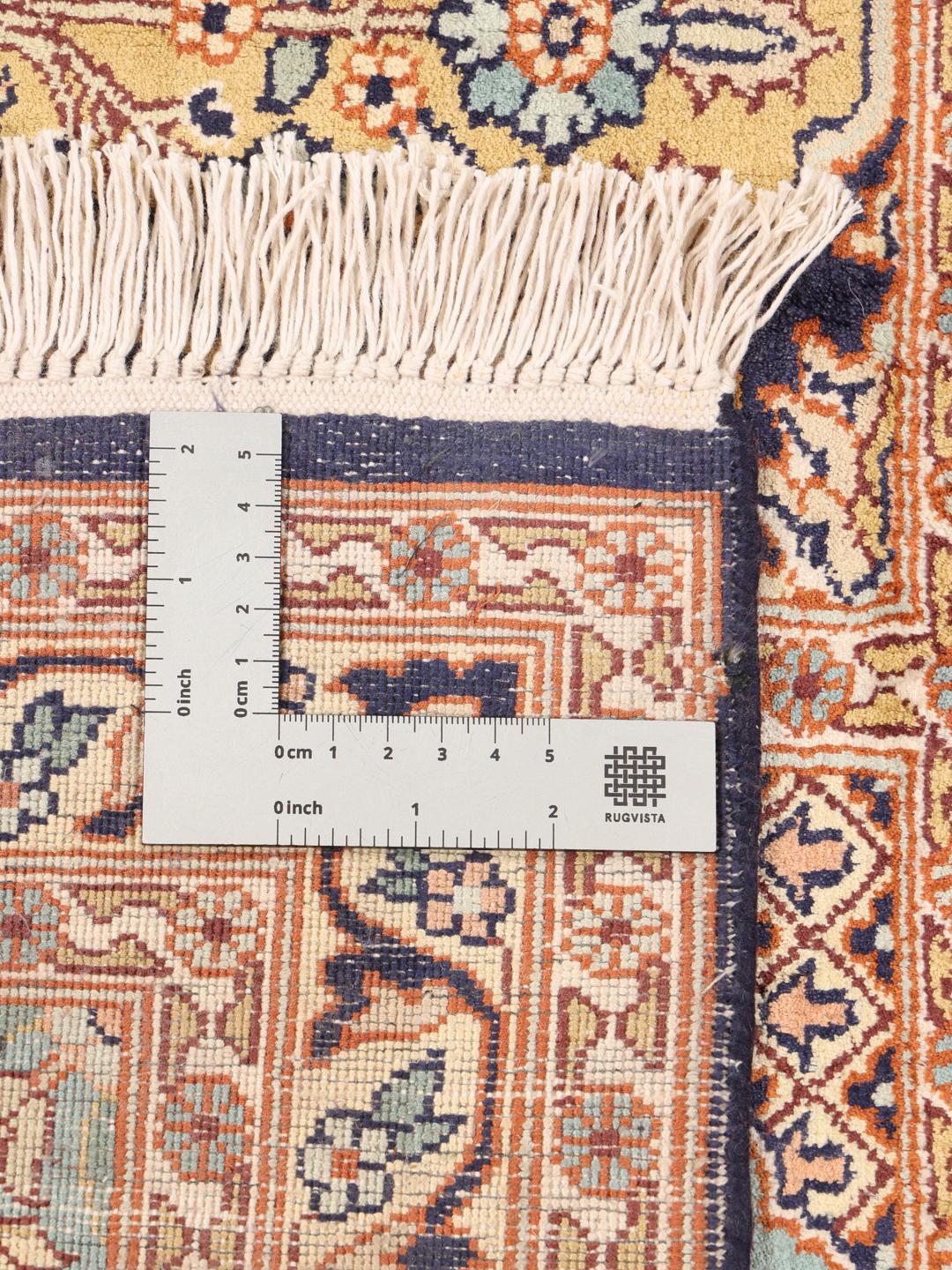 Handgeknoopt Kashmir zijden tapijt uit India in een zacht beige en meerkleurig tuinpatroon.