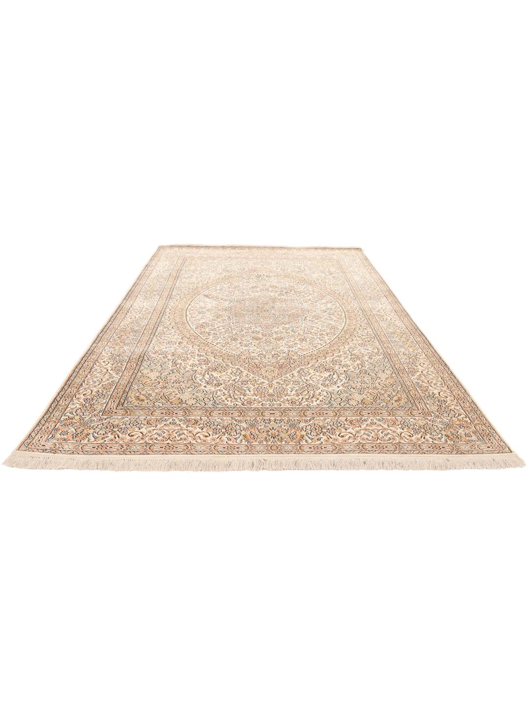 Een rechthoekig, handgeknoopt Kashmir zijden tapijt uit India met een delicaat beige bloemenmedaillonontwerp.