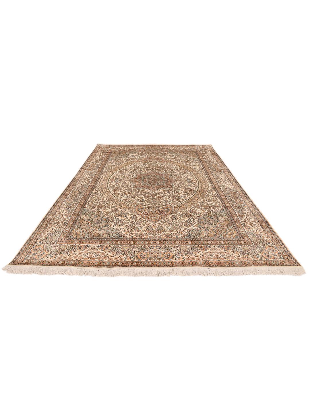 Een rechthoekig, handgeknoopt Kashmir zijden tapijt uit India met een delicaat beige bloemenmedaillonontwerp.