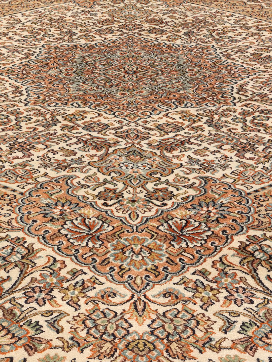 Een rechthoekig, handgeknoopt Kashmir zijden tapijt uit India met een delicaat beige bloemenmedaillonontwerp.