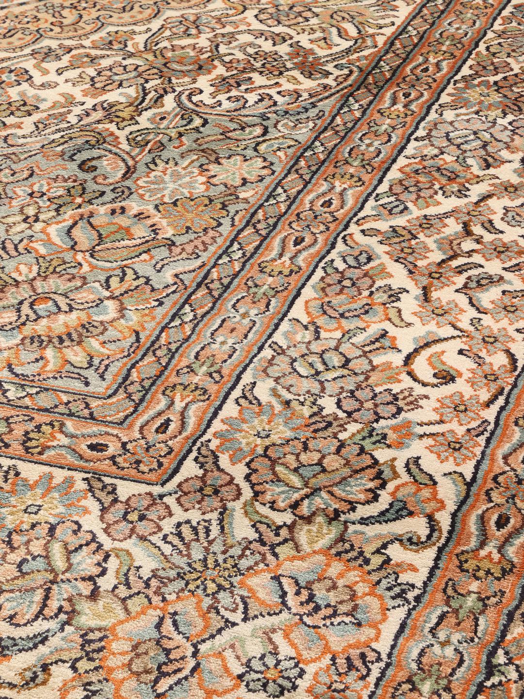 Een rechthoekig, handgeknoopt Kashmir zijden tapijt uit India met een delicaat beige bloemenmedaillonontwerp.