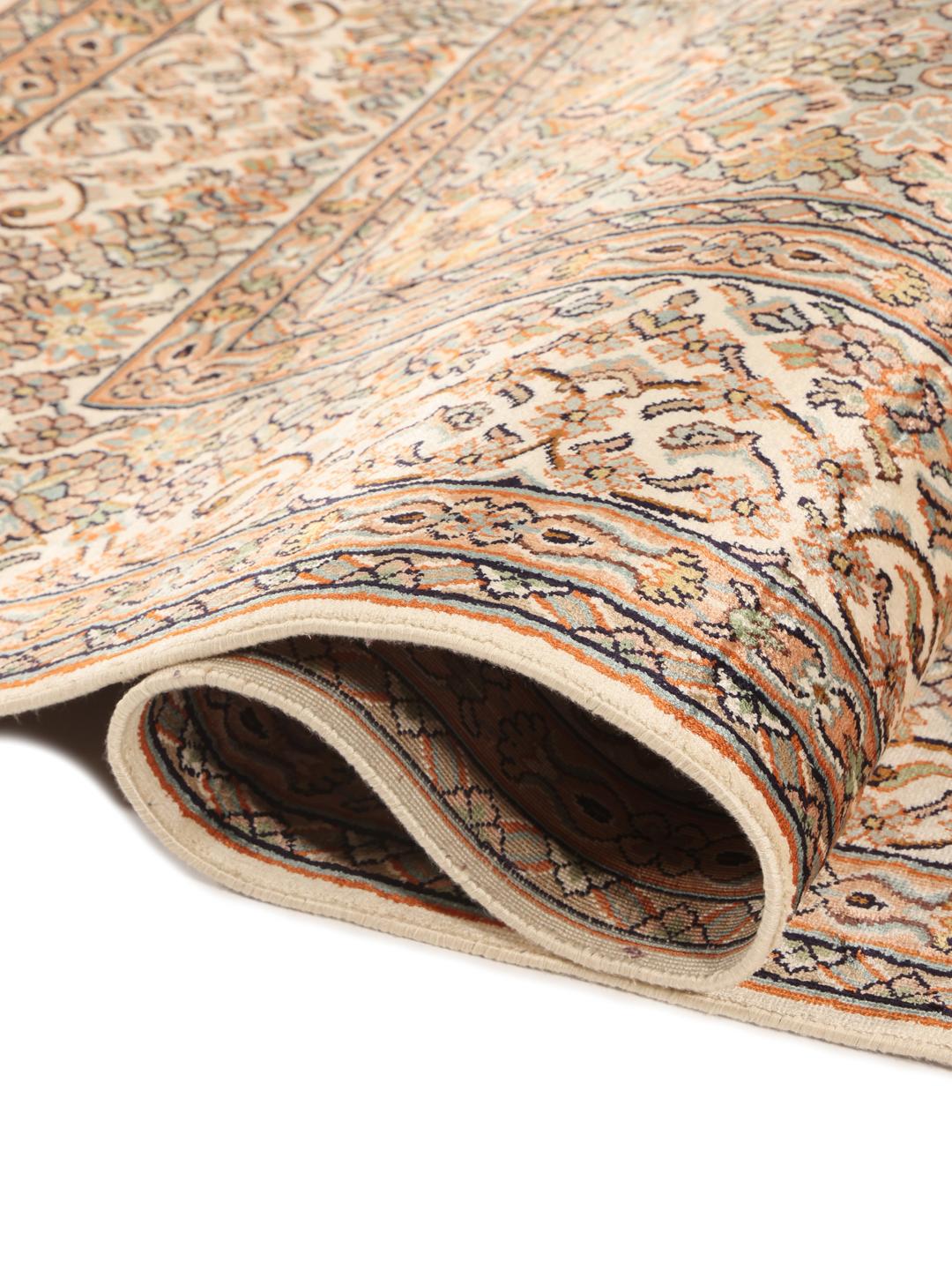 Een rechthoekig, handgeknoopt Kashmir zijden tapijt uit India met een delicaat beige bloemenmedaillonontwerp.