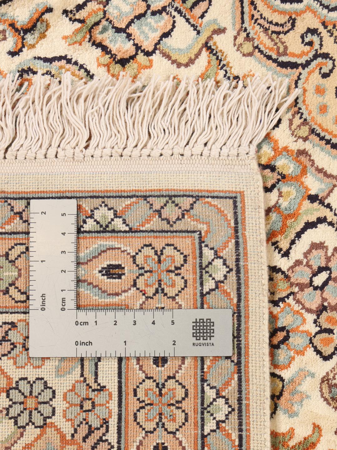 Een rechthoekig, handgeknoopt Kashmir zijden tapijt uit India met een delicaat beige bloemenmedaillonontwerp.