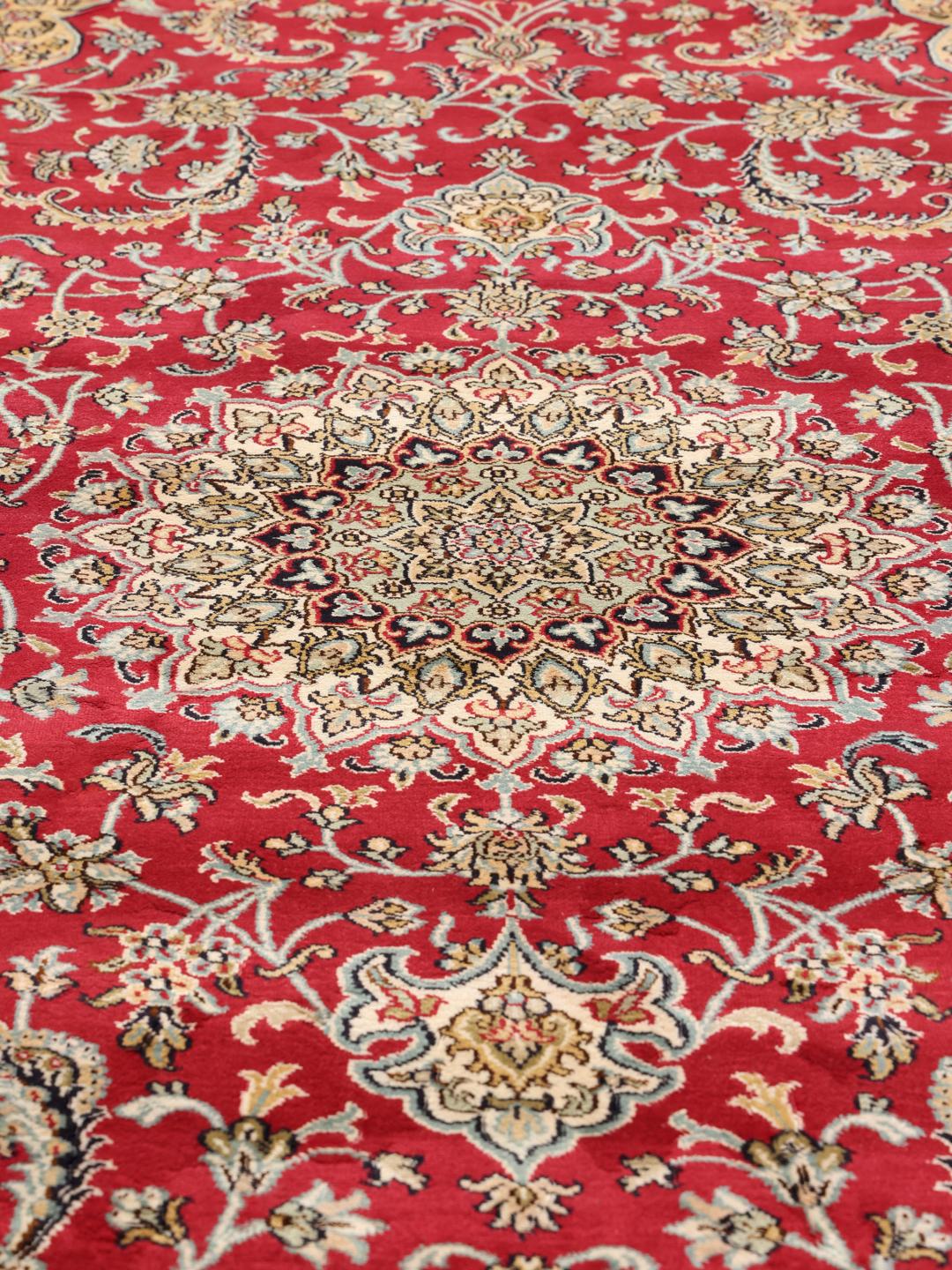 Een luxueus handgeknoopt Kashmir zijden tapijt uit India met een levendig rood bloemmotief.