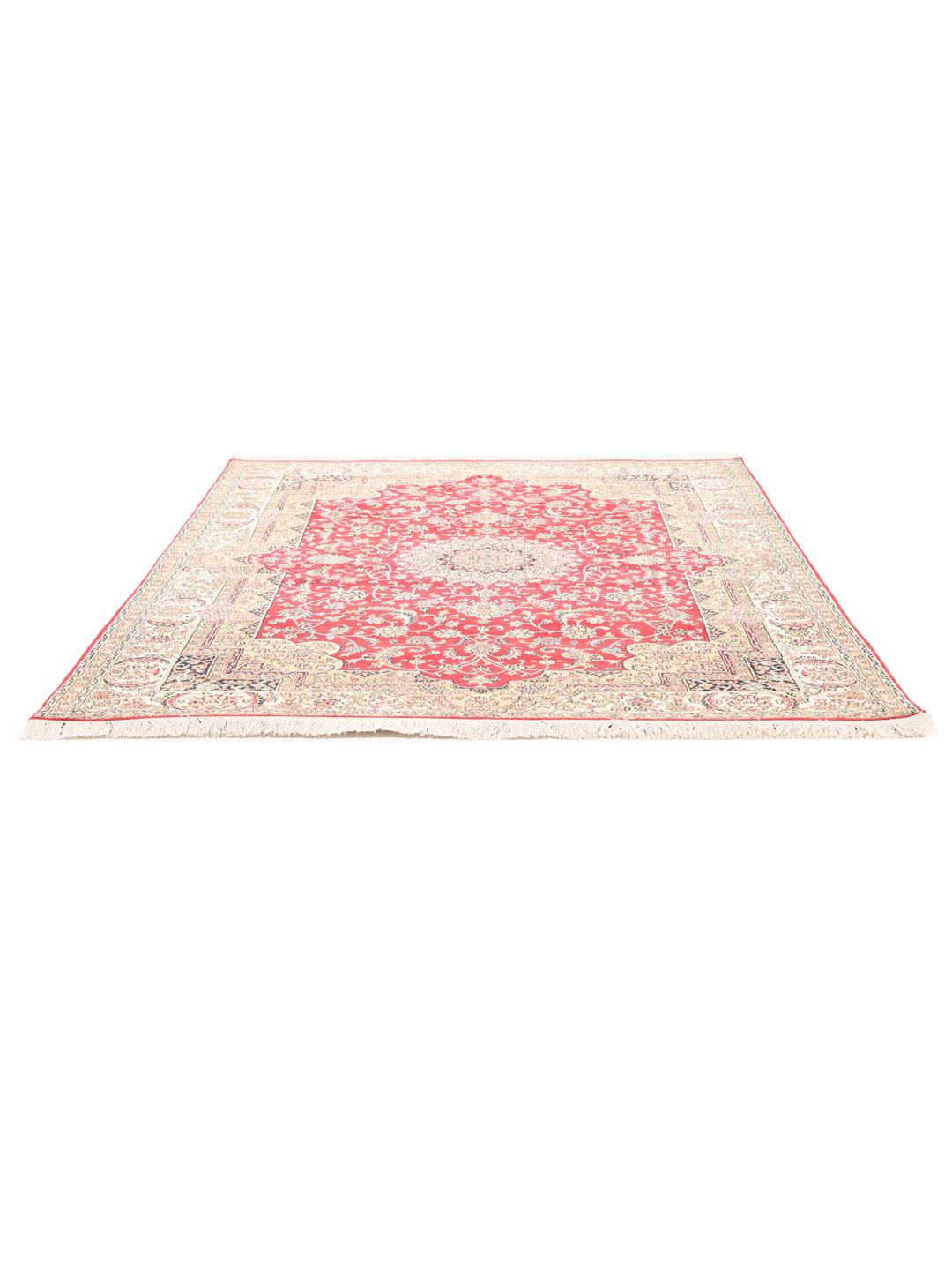 Een luxueus handgeknoopt Kashmir zijden tapijt uit India met een levendig rood bloemmotief.