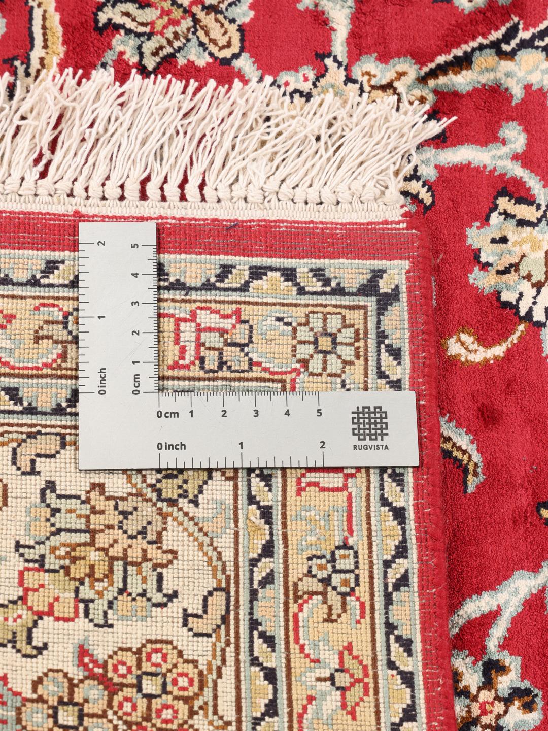 Een luxueus handgeknoopt Kashmir zijden tapijt uit India met een levendig rood bloemmotief.