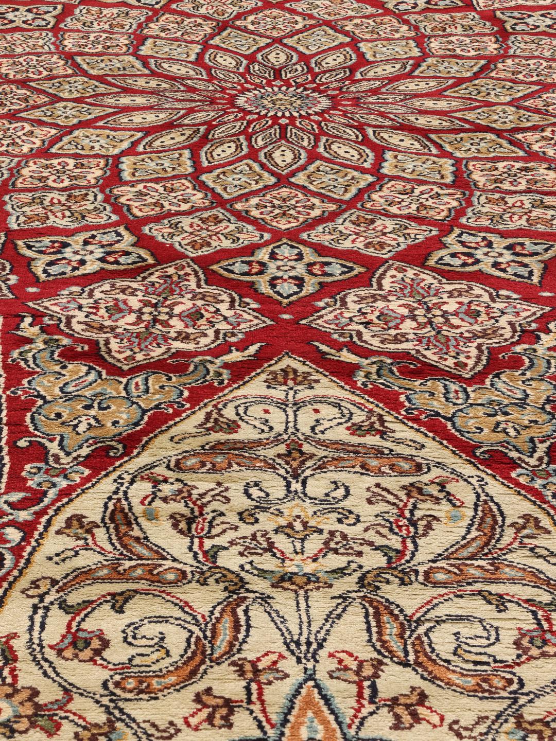 Een handgeknoopt Indiaas Kashmir zijden tapijt met een opvallend rood en beige bloemenmedaillonontwerp.