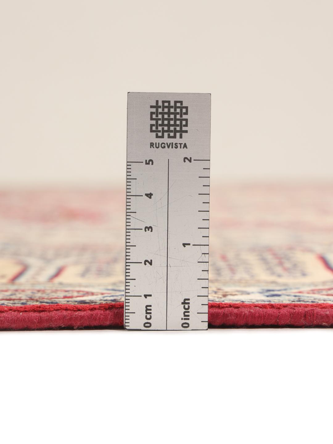 Een handgeknoopt Indiaas Kashmir zijden tapijt met een opvallend rood en beige bloemenmedaillonontwerp.