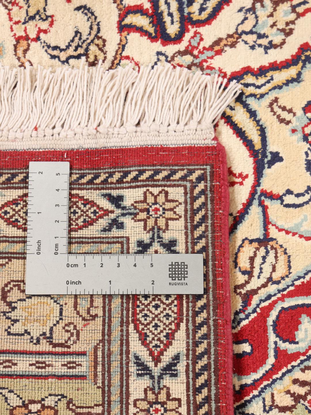 Een handgeknoopt Indiaas Kashmir zijden tapijt met een opvallend rood en beige bloemenmedaillonontwerp.
