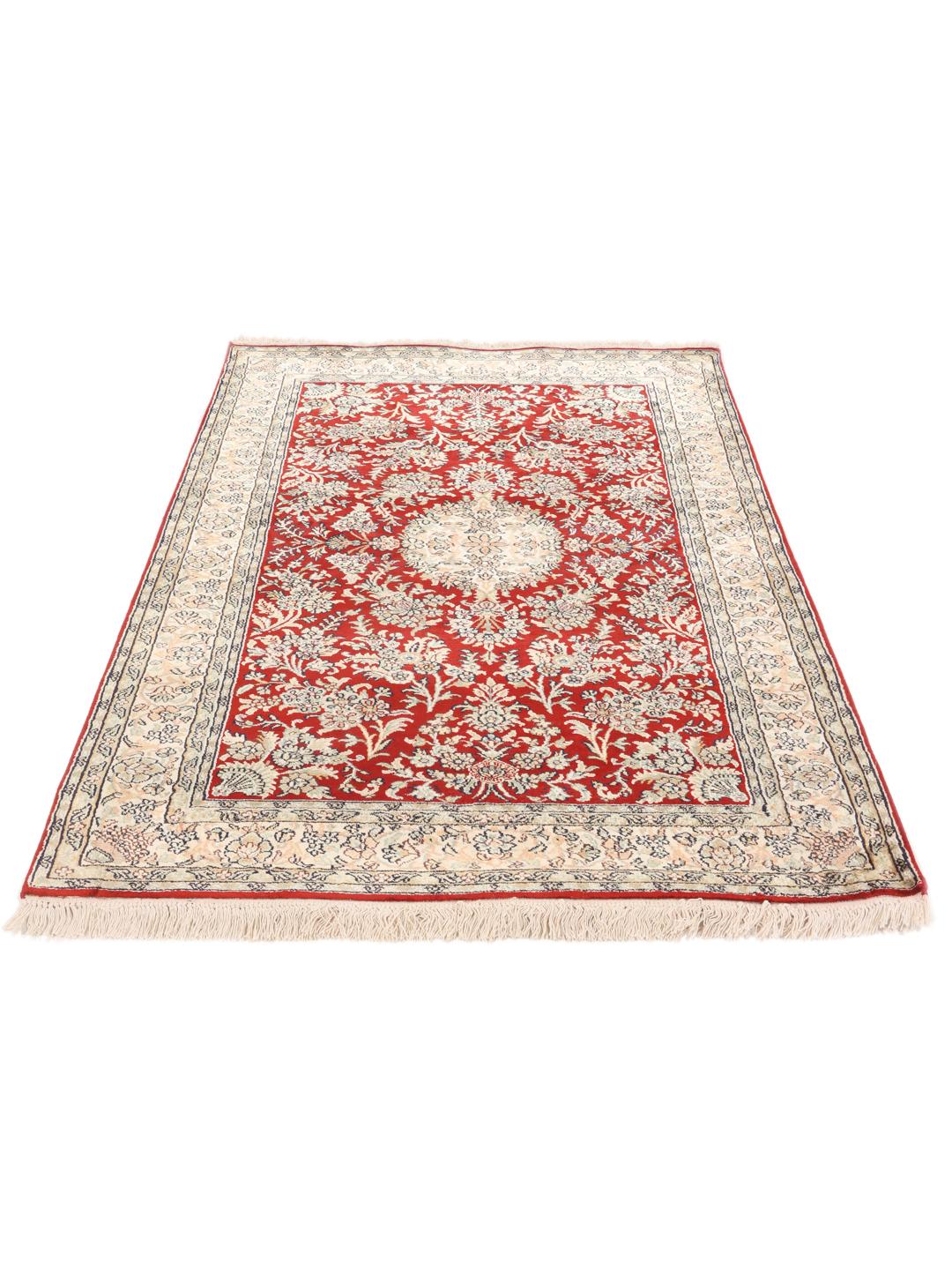 Håndknyttet indisk Kashmir-silketæppe med rød blomsterflade og cremefarvet kant.