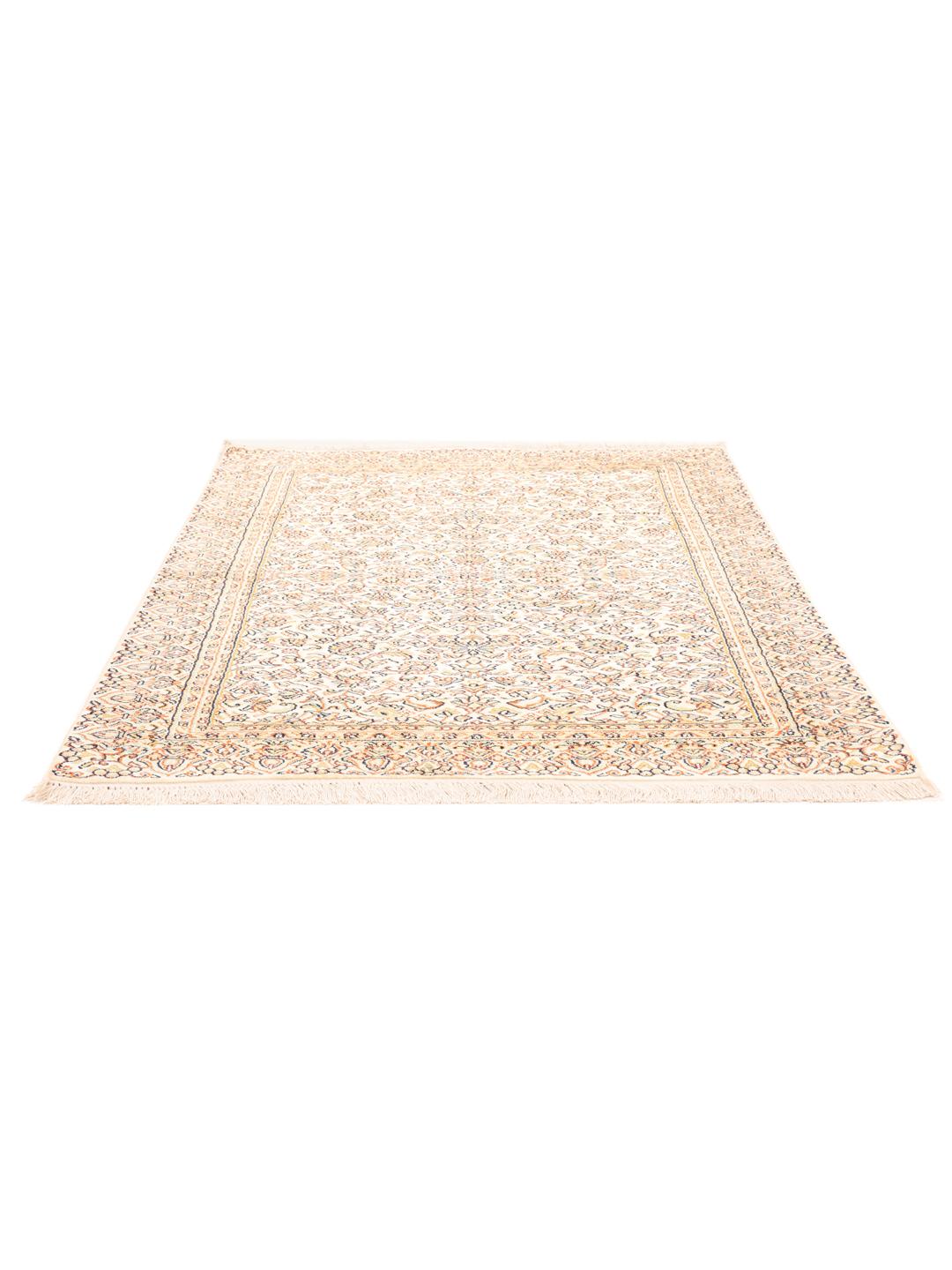 Et luksuriøst håndknyttet indisk Kashmir silketæppe med komplekse blomstermønstre i beige og bløde pastelfarver.