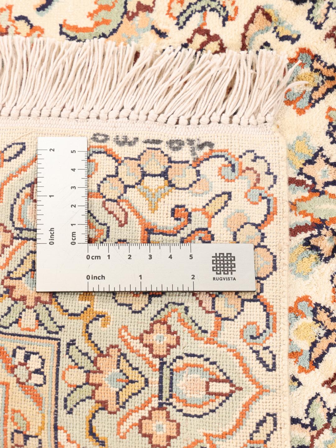Et luksuriøst håndknyttet indisk Kashmir silketæppe med komplekse blomstermønstre i beige og bløde pastelfarver.