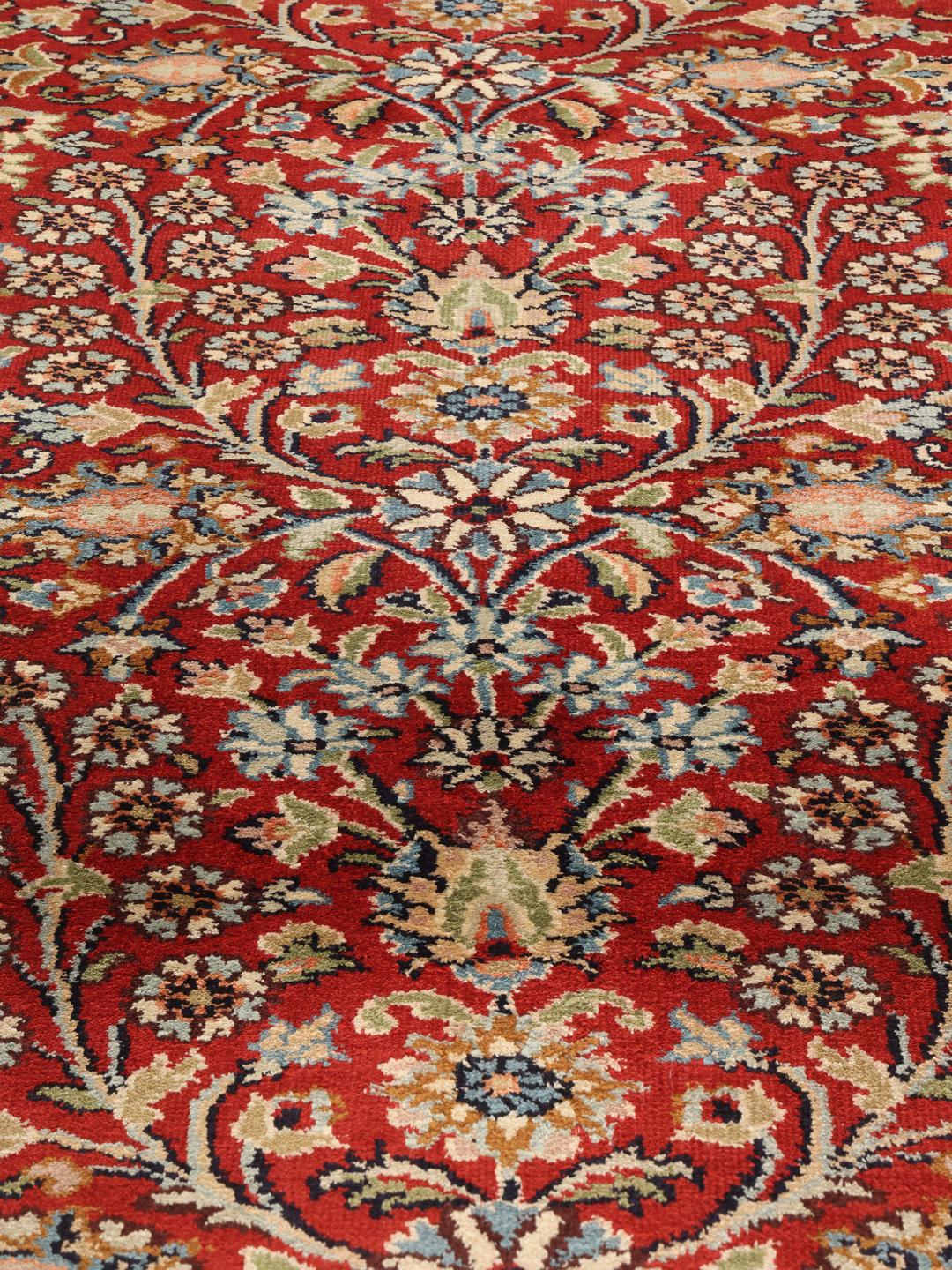 Een prachtig handgeknoopt Indiaas Kashmir zijden tapijt met een levendig rood bloemenveld en gedetailleerde randen.