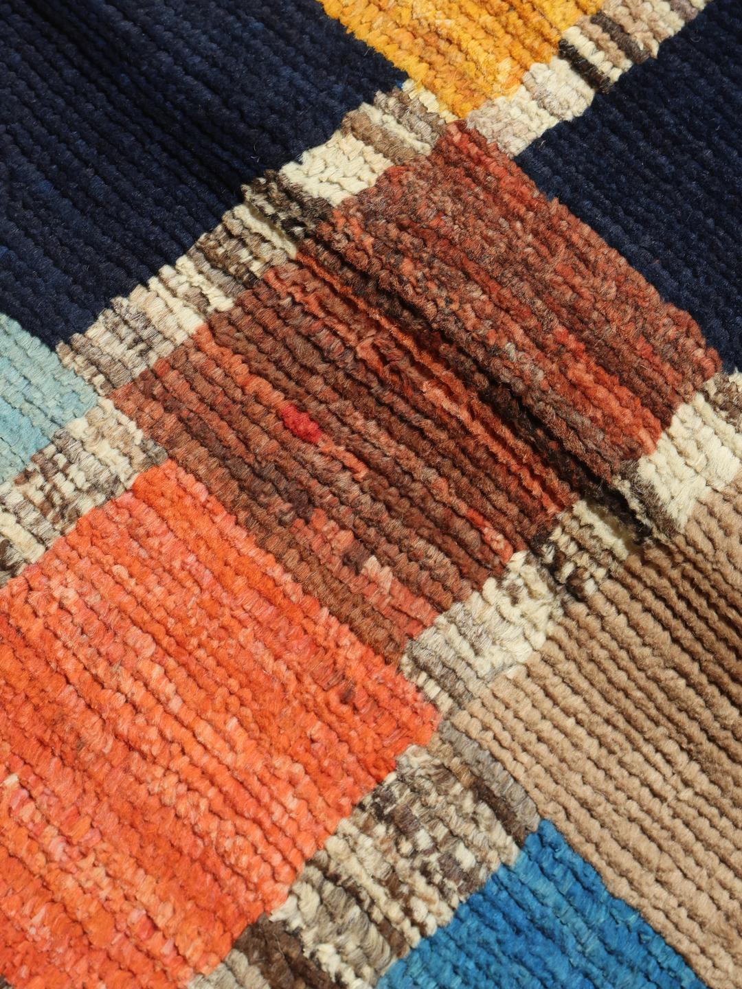 Tapis berbère coloré noué à la main provenant d'Afghanistan avec un motif patchwork géométrique.