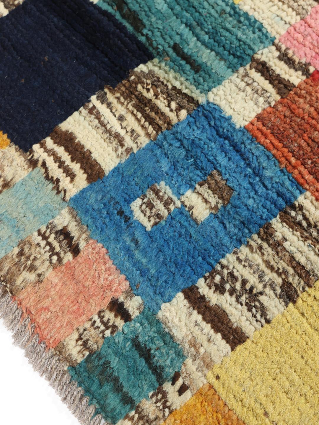 Tapis berbère coloré noué à la main provenant d'Afghanistan avec un motif patchwork géométrique.