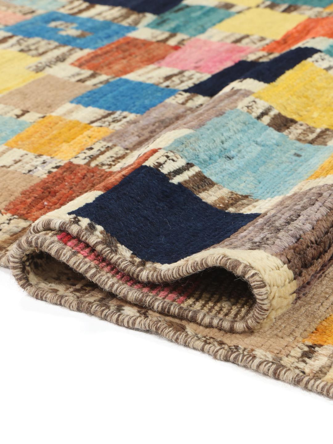 Tapis berbère coloré noué à la main provenant d'Afghanistan avec un motif patchwork géométrique.