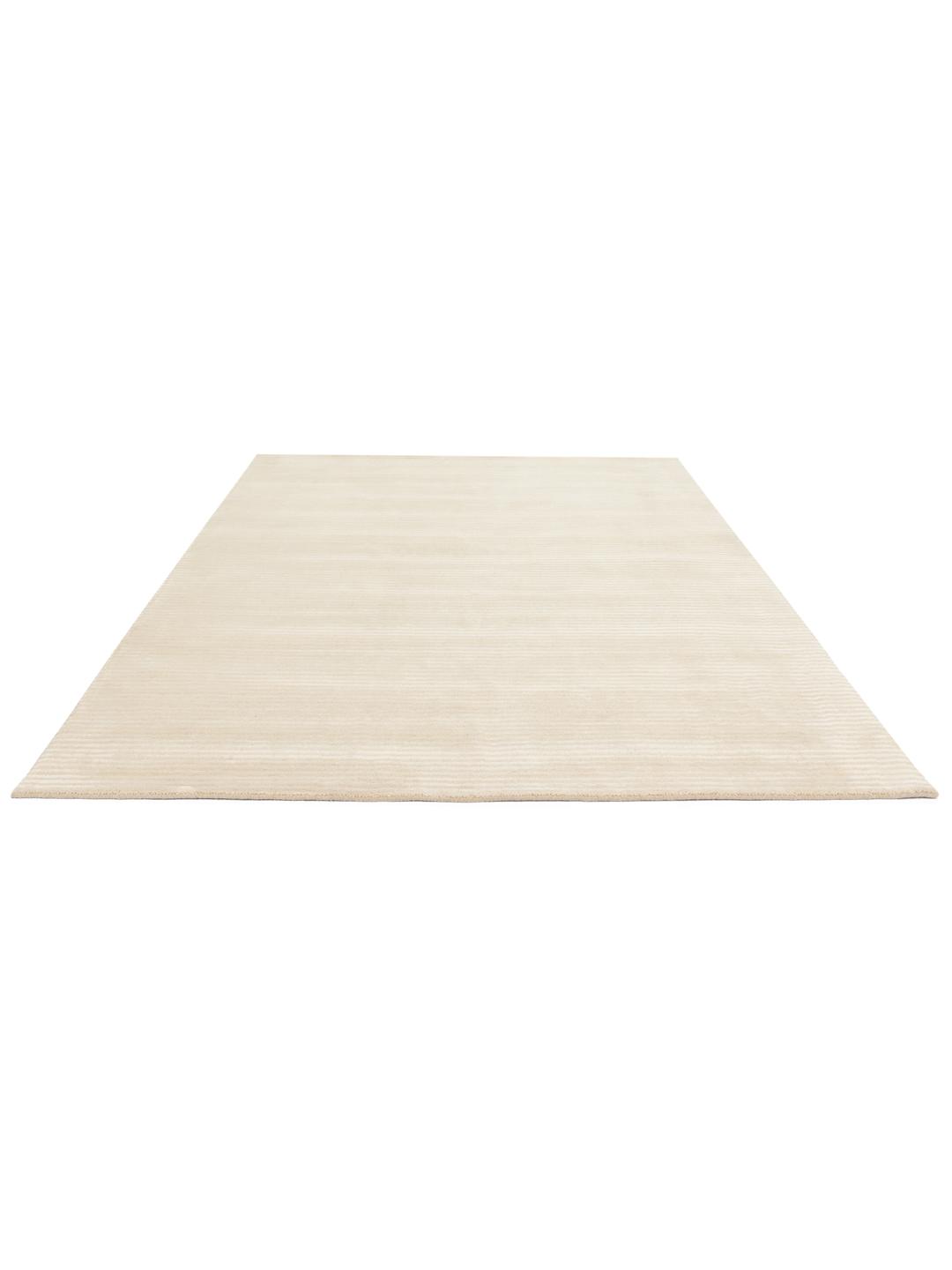 Beige tæppe med et diskret stribet mønster