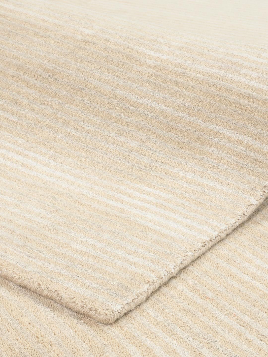 Tapis beige avec un motif rayé subtil
