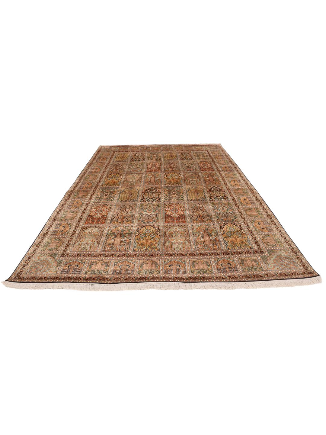 Een luxueus handgeknoopt Kashmir zijden tapijt uit India in een zacht beige en meerkleurig palet met tuinpaneelmotieven.