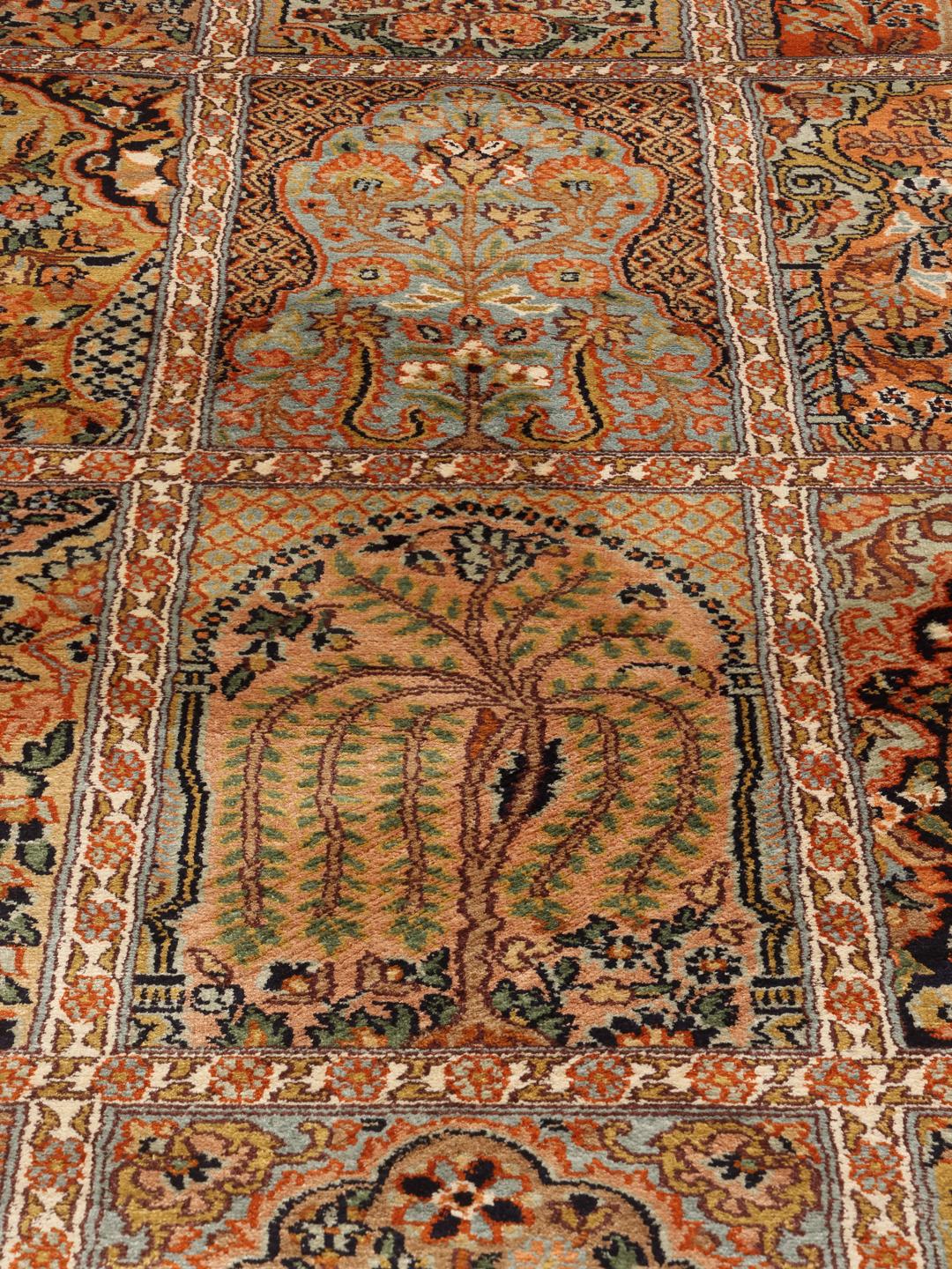 Een luxueus handgeknoopt Kashmir zijden tapijt uit India in een zacht beige en meerkleurig palet met tuinpaneelmotieven.