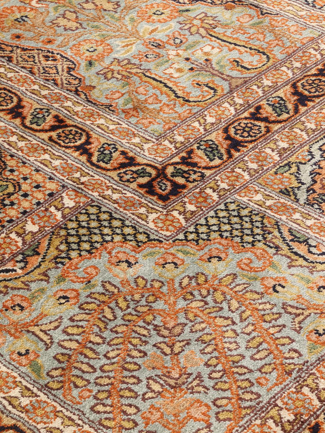 Een luxueus handgeknoopt Kashmir zijden tapijt uit India in een zacht beige en meerkleurig palet met tuinpaneelmotieven.