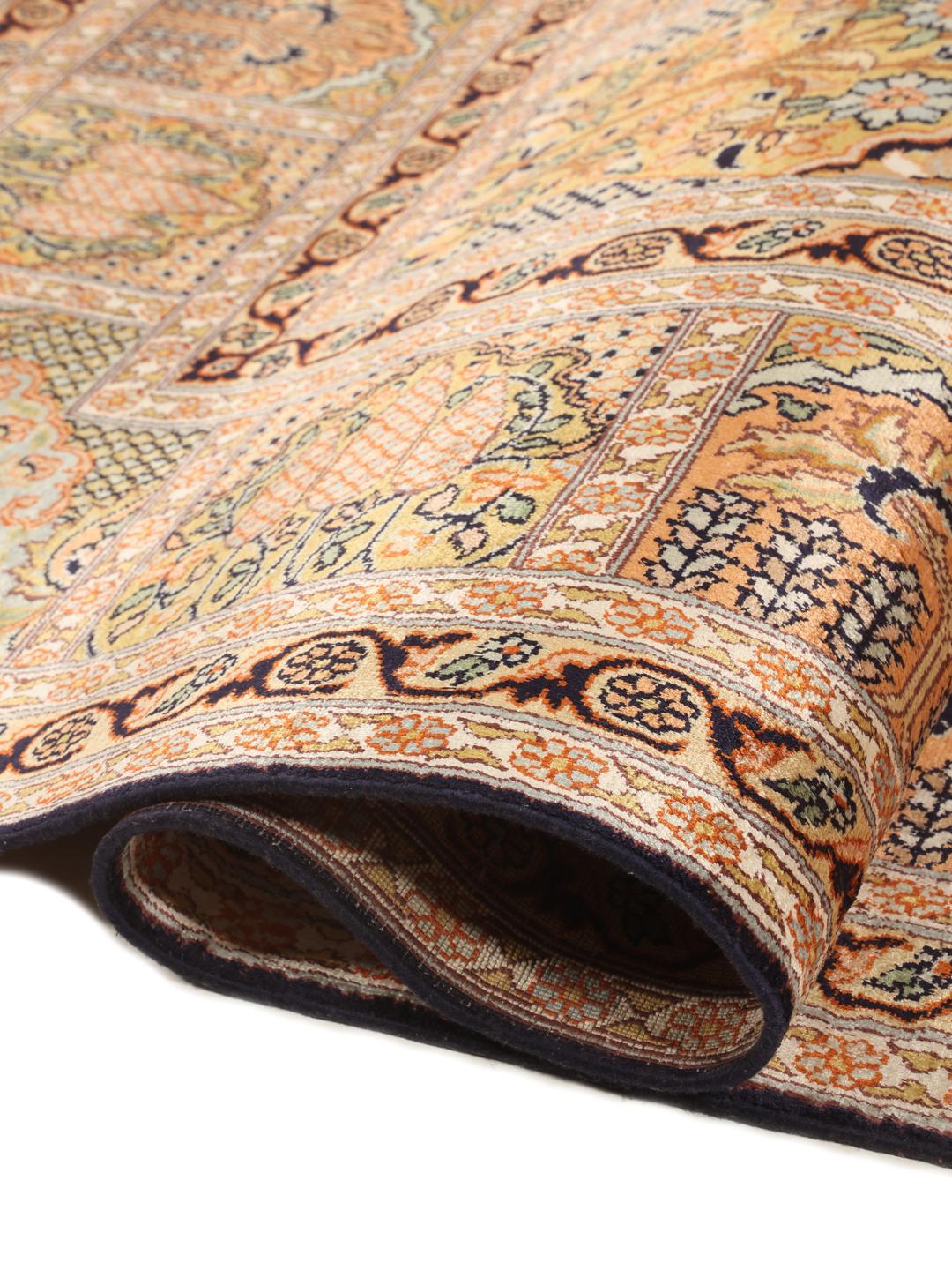 Een luxueus handgeknoopt Kashmir zijden tapijt uit India in een zacht beige en meerkleurig palet met tuinpaneelmotieven.