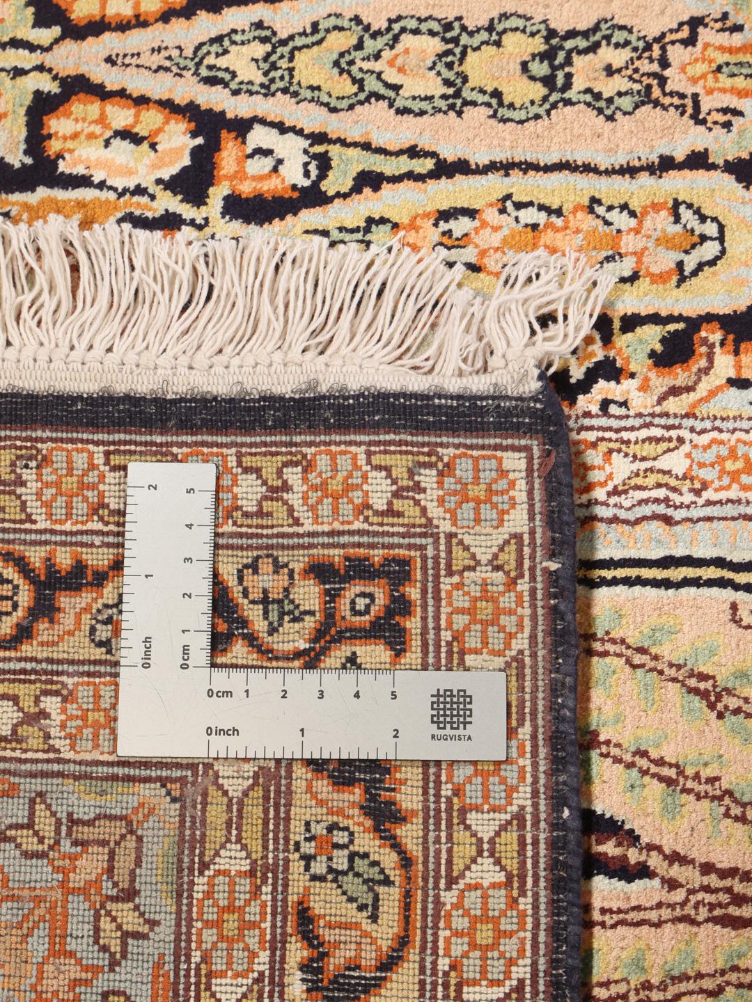 Een luxueus handgeknoopt Kashmir zijden tapijt uit India in een zacht beige en meerkleurig palet met tuinpaneelmotieven.