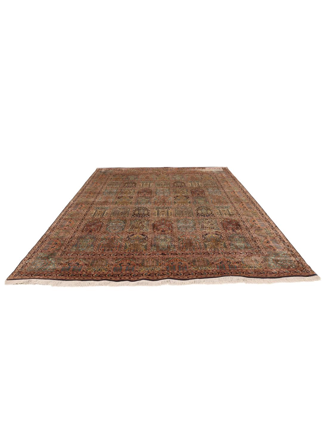 Een luxueus handgeknoopt Kashmir zijden tapijt uit India met een multicolor, op tuinen geïnspireerd patroon.