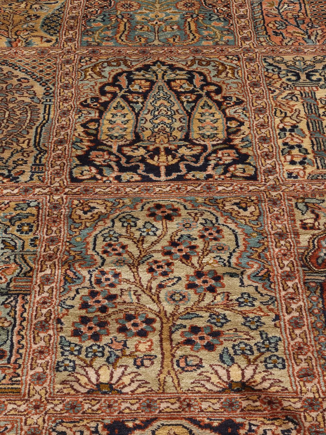 Een luxueus handgeknoopt Kashmir zijden tapijt uit India met een multicolor, op tuinen geïnspireerd patroon.