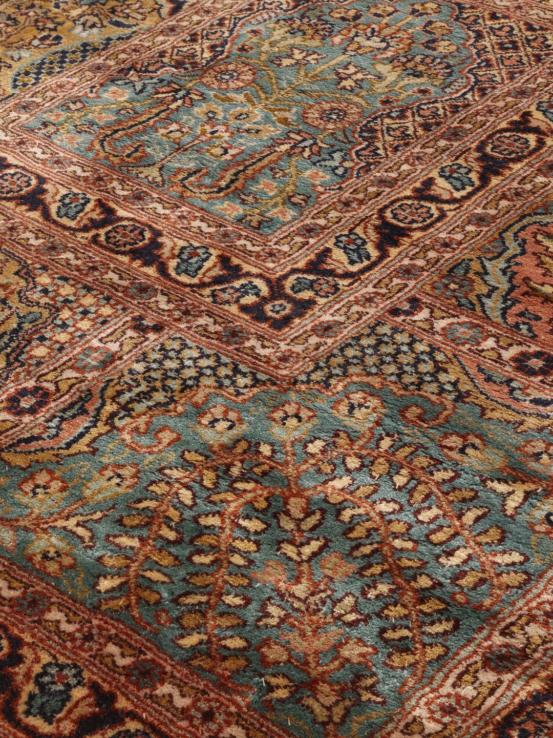 Een luxueus handgeknoopt Kashmir zijden tapijt uit India met een multicolor, op tuinen geïnspireerd patroon.