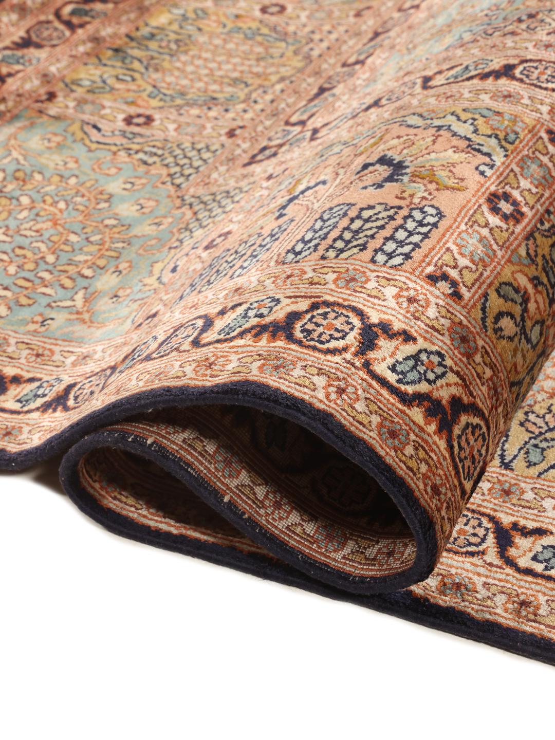 Een luxueus handgeknoopt Kashmir zijden tapijt uit India met een multicolor, op tuinen geïnspireerd patroon.