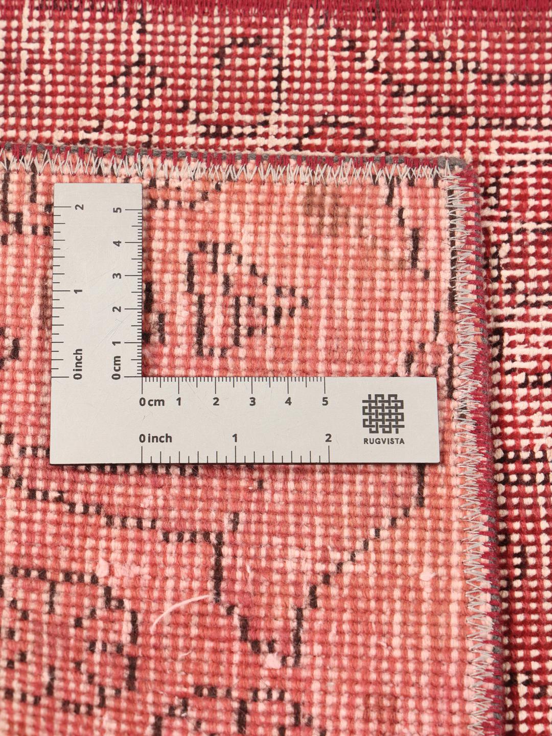 Et kvadratisk patchwork-tæppe med forskellige røde uldsegmenter fra Mellemøsten.