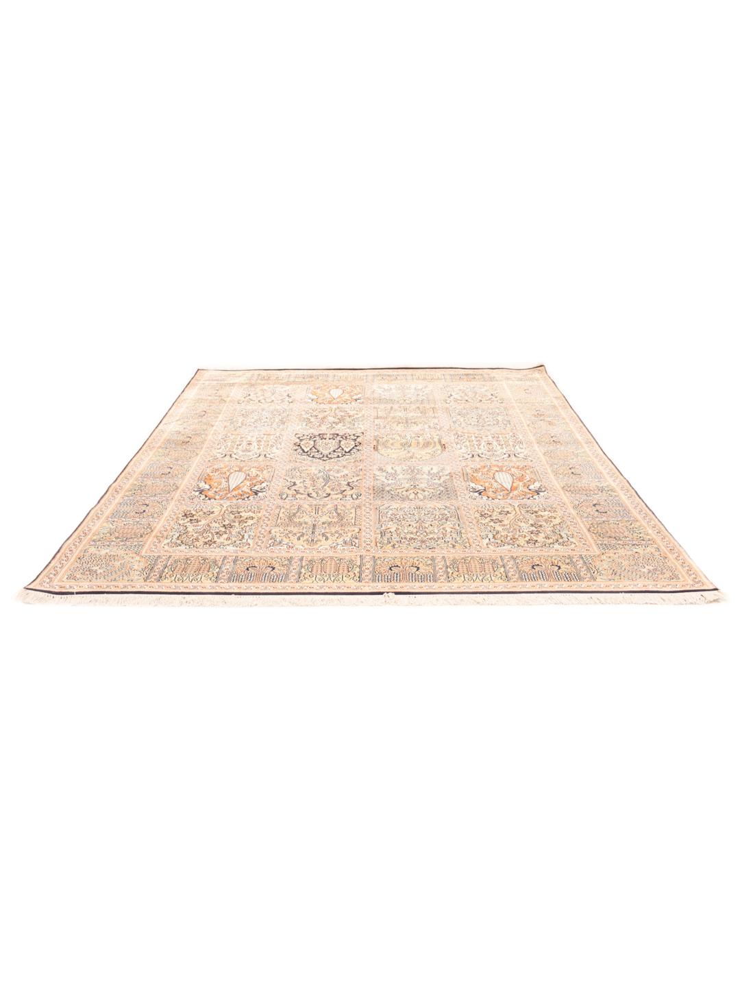 Een prachtig handgeknoopt Kashmir zijden tapijt uit India met een kleurrijk, op de tuin geïnspireerd patroon.