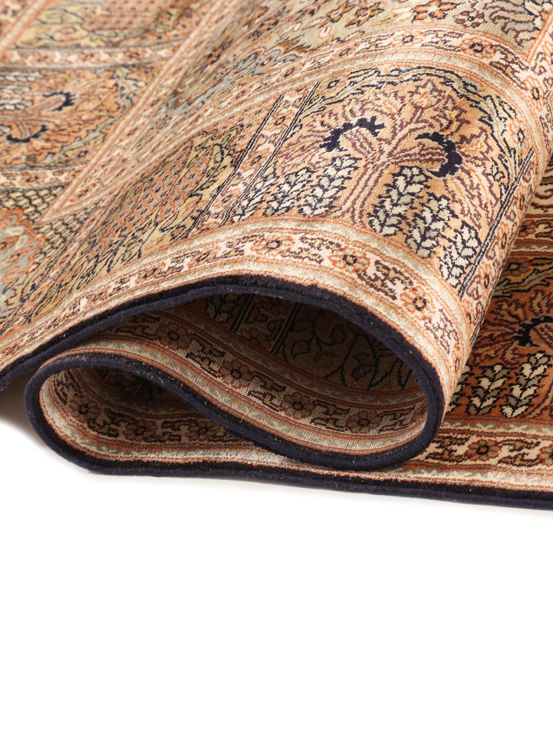 Een prachtig handgeknoopt Kashmir zijden tapijt uit India met een kleurrijk, op de tuin geïnspireerd patroon.