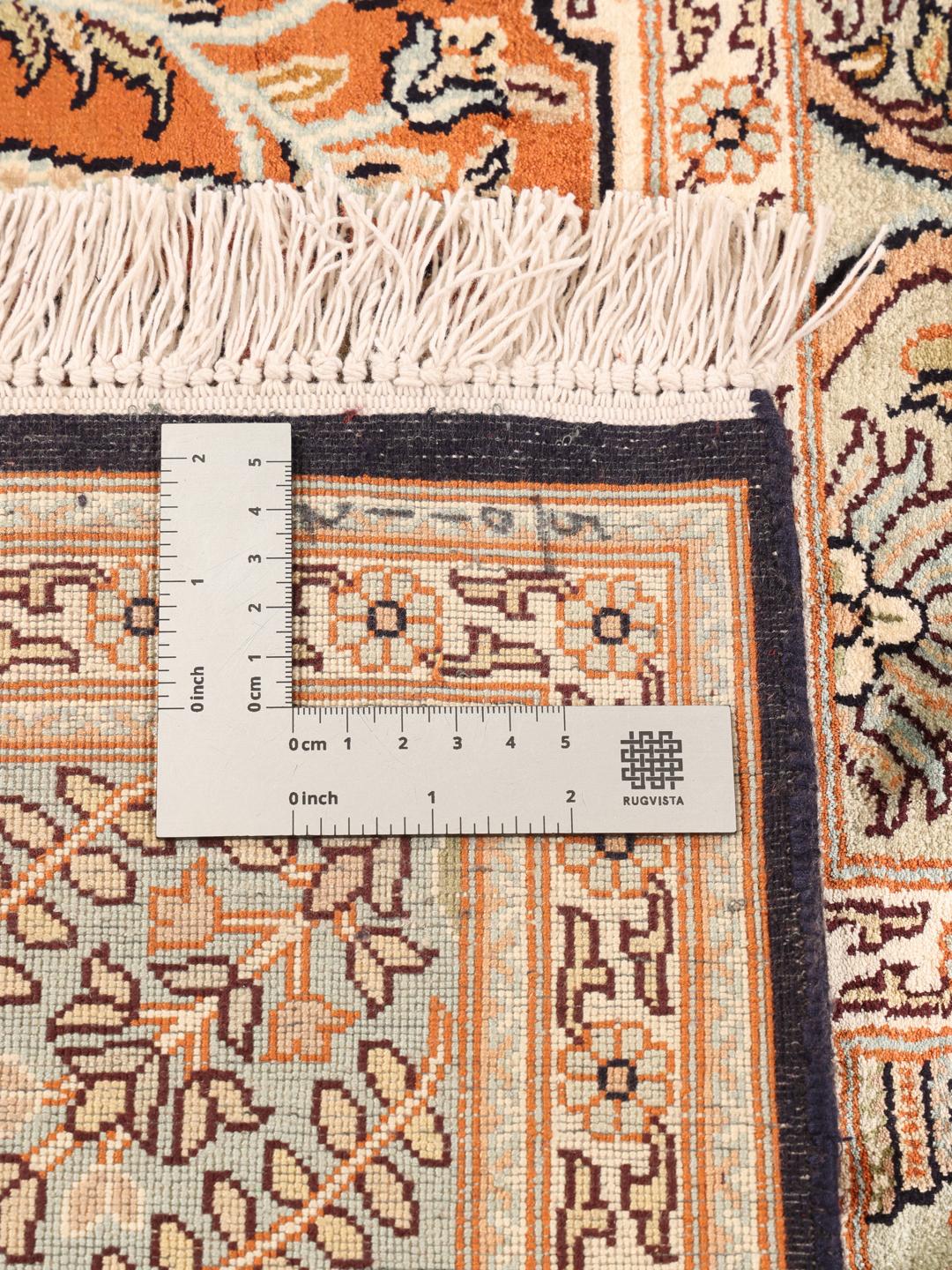 Een prachtig handgeknoopt Kashmir zijden tapijt uit India met een kleurrijk, op de tuin geïnspireerd patroon.