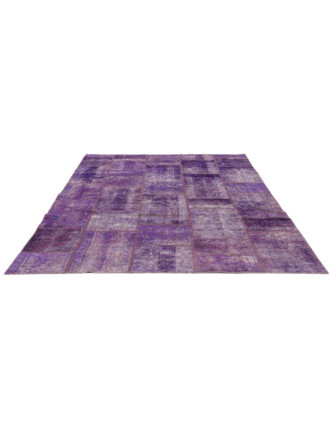 Een levendig paars patchworktapijt met geometrische en sierlijke motieven, vervaardigd in het Midden-Oosten.
