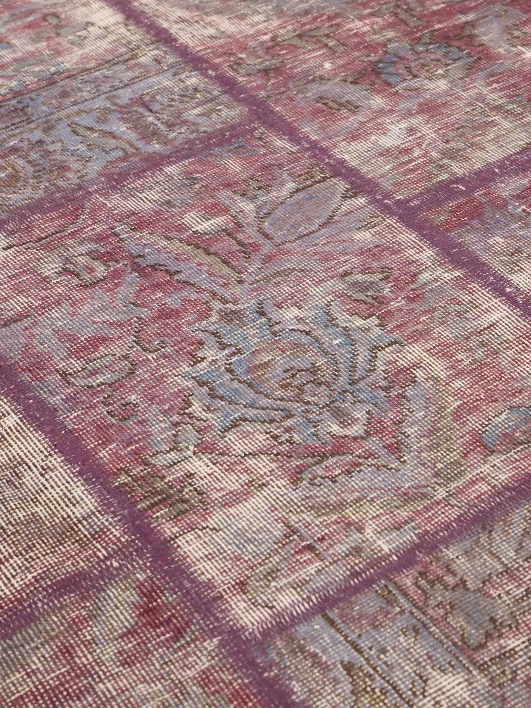 Rundt patchwork-tæppe fra Mellemøsten i mørkerøde og grå nuancer