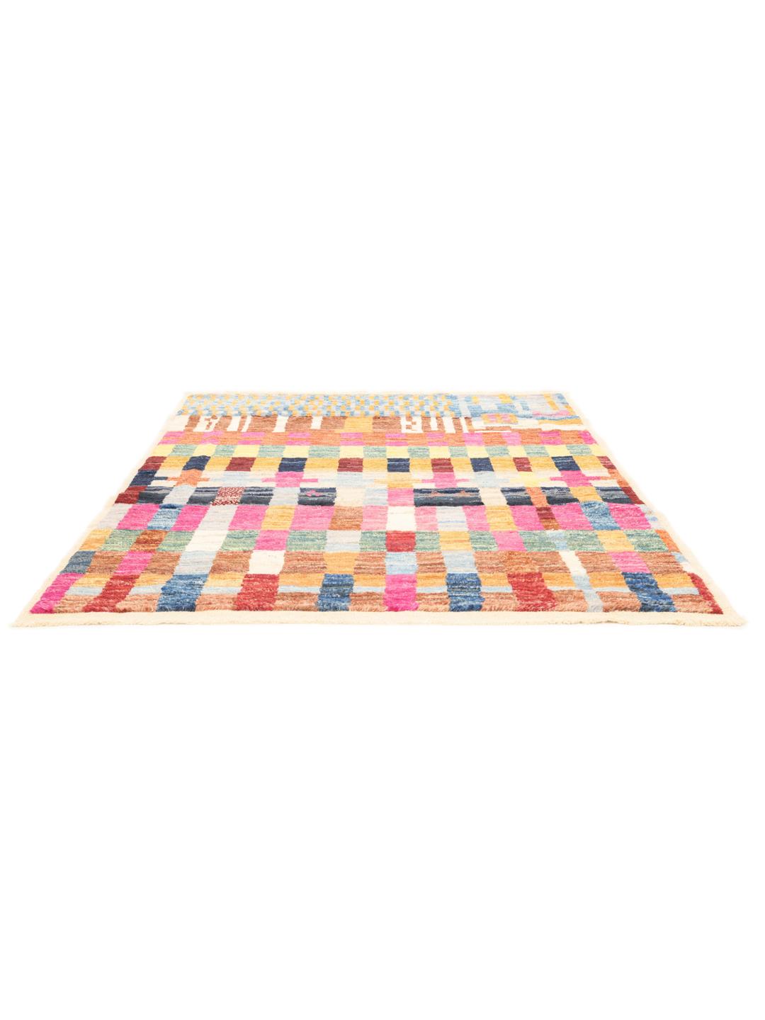 Een levendig, rechthoekig en handgeknoopt wollen tapijt uit Afghanistan met een kleurrijk geometrisch rasterpatroon.