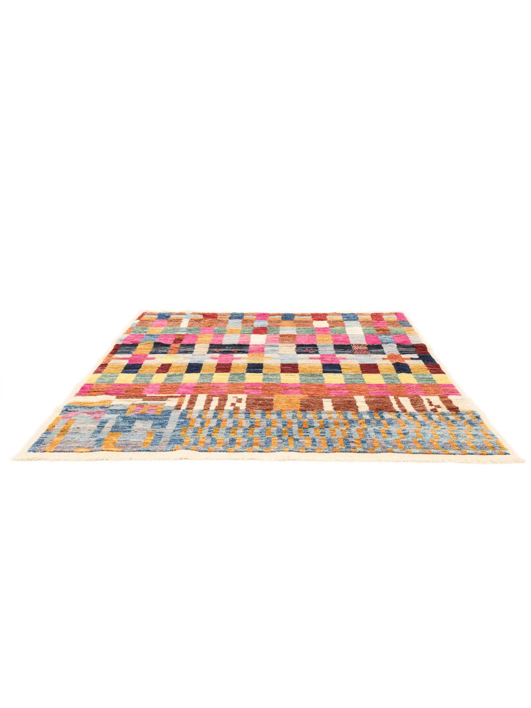Een levendig, rechthoekig en handgeknoopt wollen tapijt uit Afghanistan met een kleurrijk geometrisch rasterpatroon.
