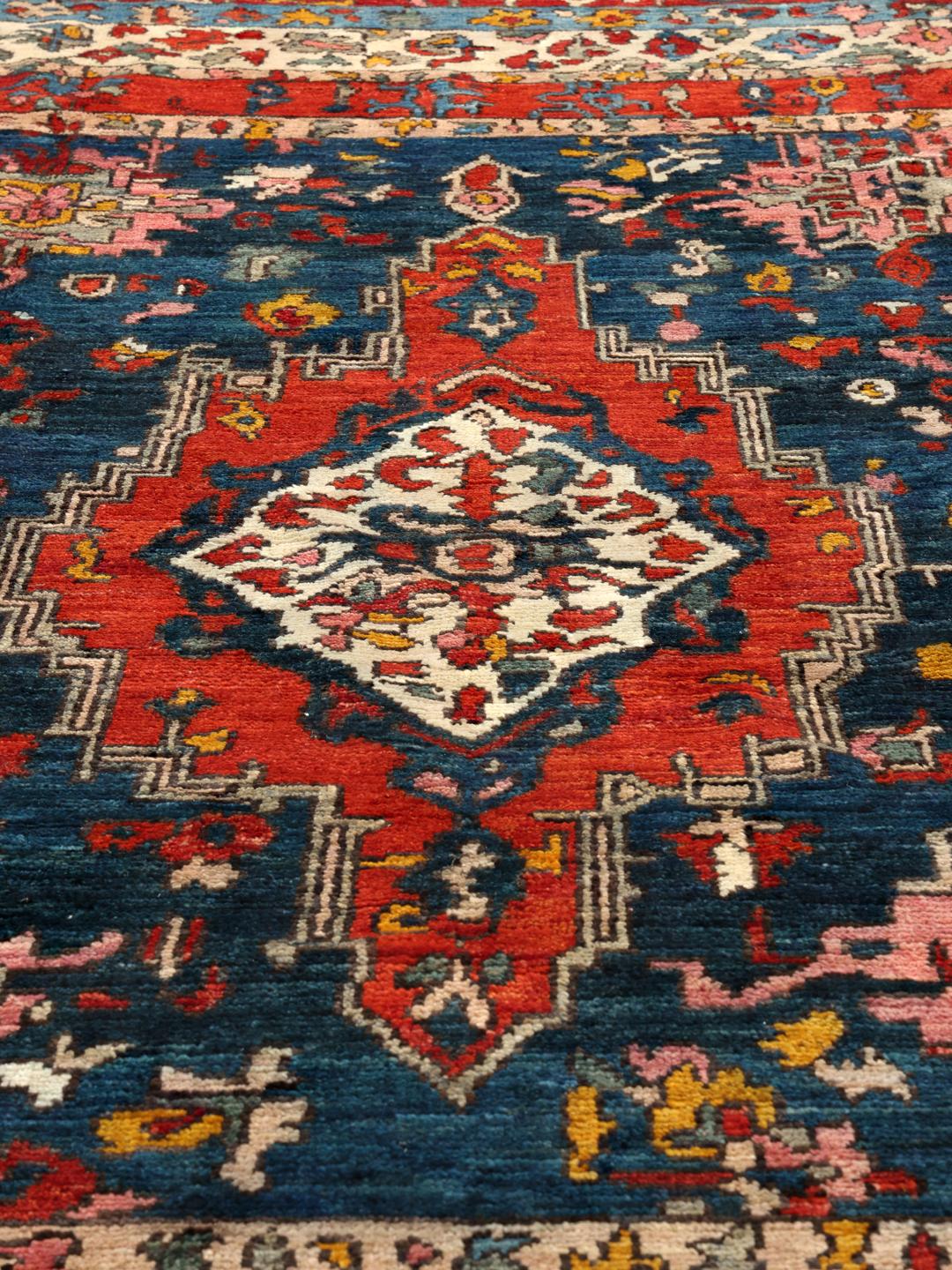 Tapis Kazak afghan noué à la main avec un design géométrique vibrant et des tons bleu et rouge.