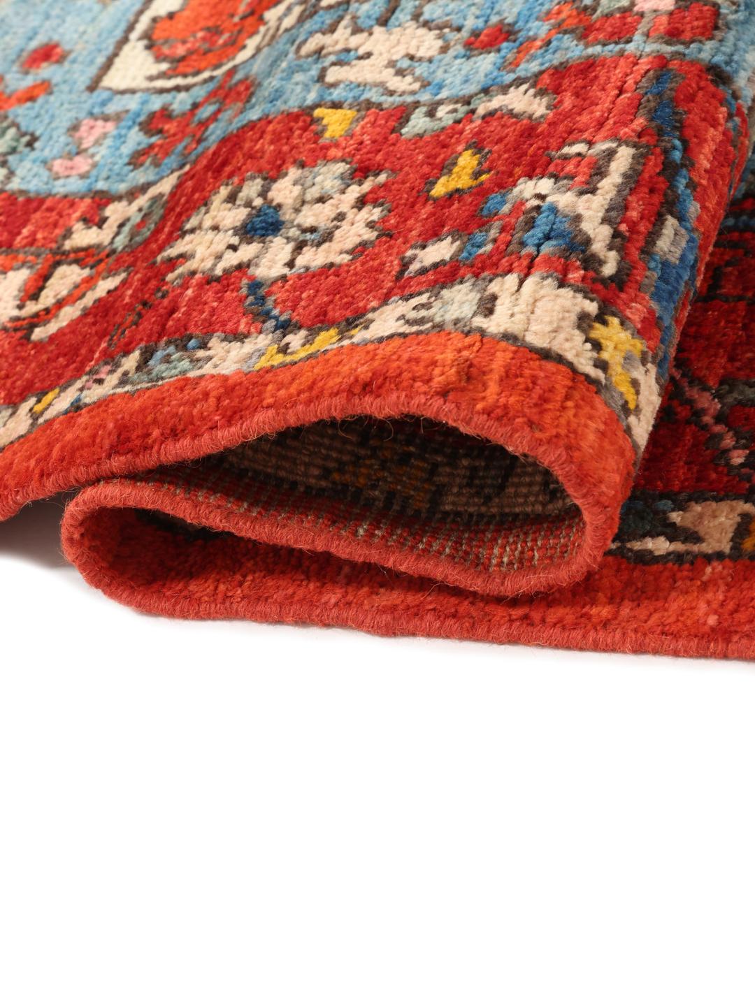 Tapis Kazak afghan noué à la main avec un design géométrique vibrant et des tons bleu et rouge.
