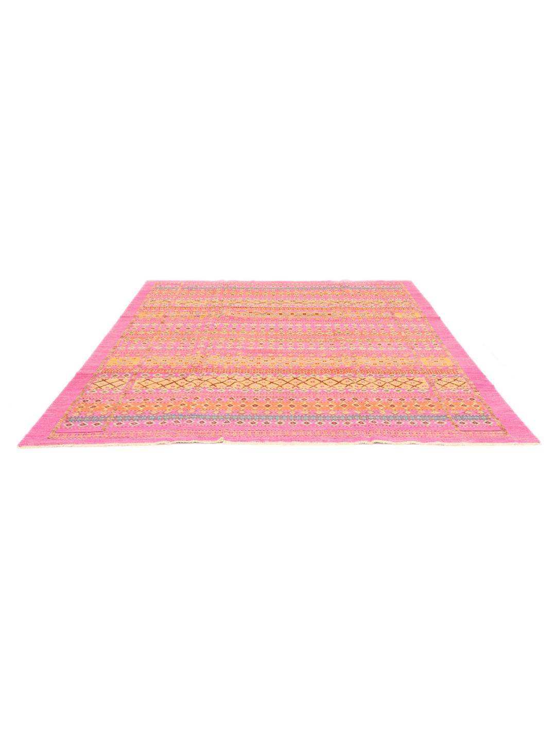 Handgeweven Afghaans Kelim tapijt in levendig roze met geometrische patronen.