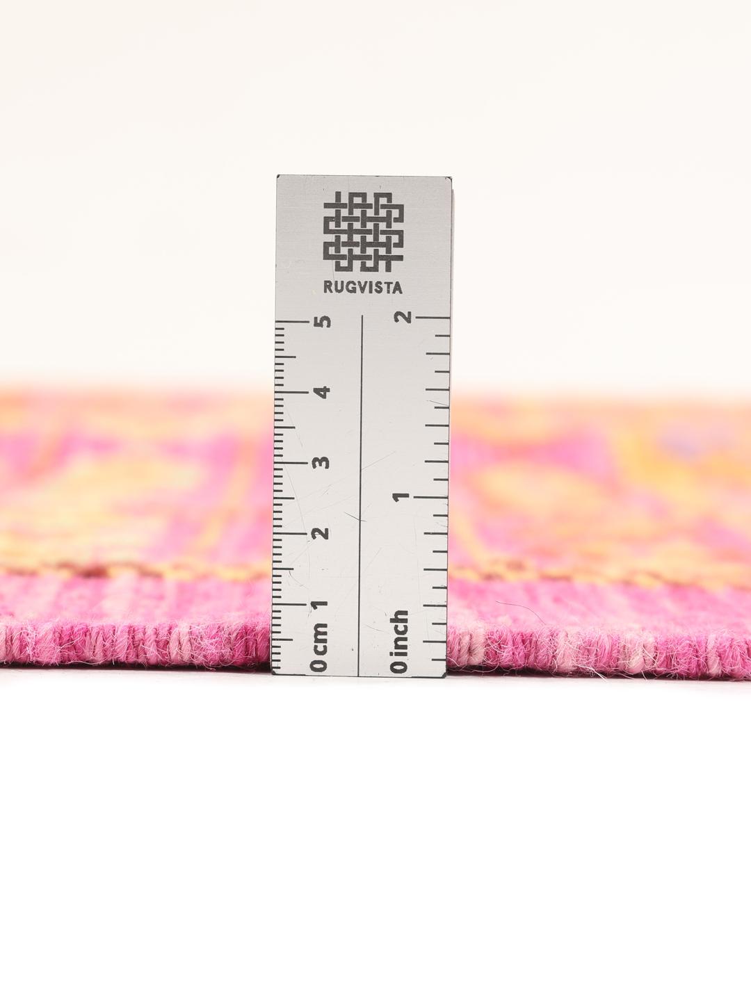 Handgeweven Afghaans Kelim tapijt in levendig roze met geometrische patronen.